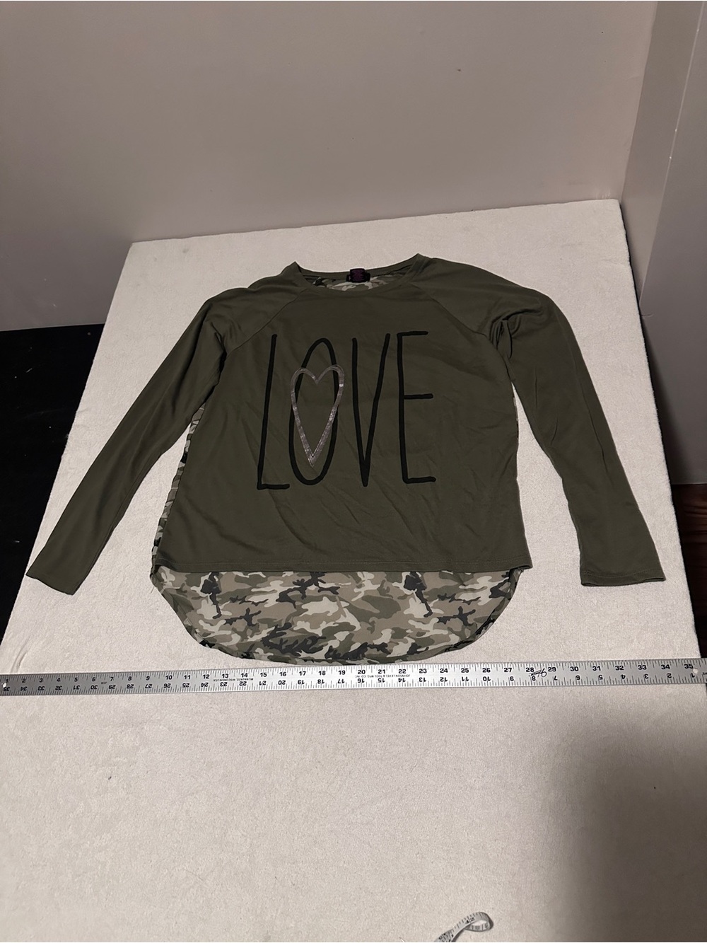 Hybrid & company Olive Green Long Sleeve Tee with LOVE Graphic and Camo Back